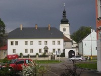 Barokní fara a věž kostela s. Jiljí