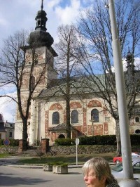 Kostel na náměstí: Zjímavá vnější výzdoba z 20. let 20. stol.