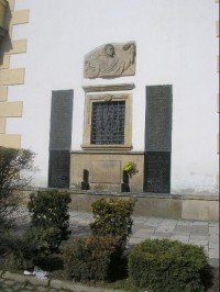 Památník obětem válek na budově radnice