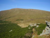 Kráľova hoľa -  pohled na vrchol z Kráľovy skaly (září 2014)