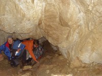 Jaskinia Mylna - průchod úzkou chodbou (květen 2014)