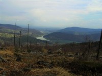 Czupel - pohled od vrcholu do průlomového údolí Soly (duben 2012)