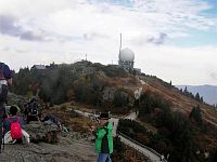 Velký Javor - pohled k hlavnímu vrcholu ze skály Großer Seeriegel (září 2017)
