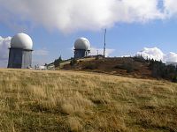 Velký Javor - radarové kopule pod hlavním vrcholem (září 2017)