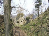 skály na konci hradního příkopu: západně od hradu