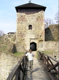 na mostě do vnitřního (horního) hradu