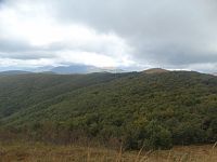 Mala Rawka - pohled na horu a část hřebene Dzial ze západního vrcholu Wielke Rawki (září 2019)