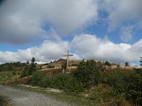 Przełęcz Bukowska - kříž v sedle u konce cesty (za křížem skalnaté Berdo v polském hřebeni k vrcholu Rozsypaniec - září 2019)