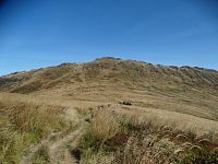 Przełęcz Goprowska - pohled přes sedlo k vrcholu Krzemień (září 2019)