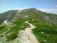 Litworowa Przełęcz - pěšina v sedle, před výstupem na vrchol Krzesanica (červen 2019)