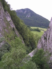 Kostolecká tiesňava (pohled z úbočí Kavčiej skaly)
