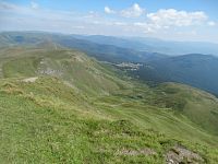 Velká Bliznica - pohled z vrcholu na sever k jezeru Ivor a středisku Drahobrat (srpen 2018)