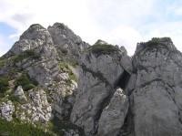 jedny z posledních skal pod vrcholem (Sivý vrch)