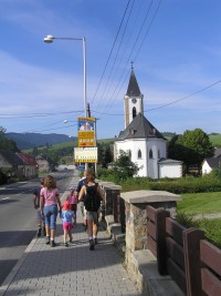 Zuberec - chodníkem ke kostelu