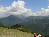 pohled na Kominiarski Wierch (hora vlevo)(dálé vpravo: sedlo Iwaniacka Przelecz a masív Ornaku)(pohled z Lúčnej, červenec 2008)
