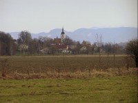 Stará Ves z luk v Košatce: V pozadí : Palkovické hůrky, Ondřejník a Smrk