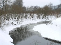 zimní řeka Lubina: Řeka Lubina pramení na severozápadním úbočí Radhoště a po 37,1 km se v Košatce vlévá zprava do Odry. Průměrný průtok v ústí činí 2,39m3.s-1.