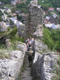 výstup na vrchol hradu: výstup, po ve skále vytesaném schodišti, k nejvyššímu místu hradu