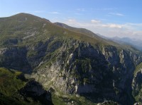Skalní stěna Wielka Turnia s Červeným hřbetem a vrcholem Malolučniaka (pohled z Giewonta)