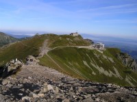 Sucha Przełęcz (vpředu) a Kasprowy Wierch za stoupání na horu Beskid