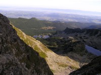 Dolina Gąsienicowa (Zieloną Doliną Gąsienicową) - pohled ze sedla Świnicka Przelecz (září 2009)