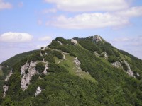 Biele skaly - pohled od jihozápadu, z druhého sedla mezi Suchým a Bielymi skalami (červen 2006)