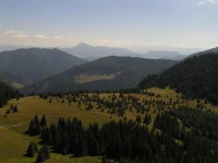 Malý Rozsutec - pohled z vrcholové plošiny na sedlo Medzirozsutce (srpen 2011) (srpen 2011) 