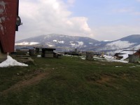 Schronisko PTTK na Hali Boraczej - pohled od chaty (duben 2011)