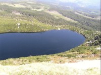 Wielki Staw východní část s morénou: Wielki Staw (Velký rybník): ledovcové jezero (1225m n.m.), hloubka až 25m, rozloha 6,3ha. Žulová jezerní stěna vysoká 180m. Na dně jezera v hloubce 2 až 5m roste vzácná kapradinka šídlatka jezerní.  Z cesty ČS - P