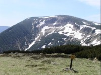 Studniční hora (1554,4m n.m.): Pohled od horní hrany Úpských jam Obřího dolu, blízko polské Chaty pod Sněžkou.