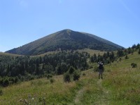 sedlo Medziholie - (uprostřed hora Stoh, vpravo sedlo Medziholie, vlevo sedlo Osnica) pohled z traversu pod Veľ. Rozsutcom (srpen 2011)