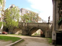 gotický most nad říčním kanálem