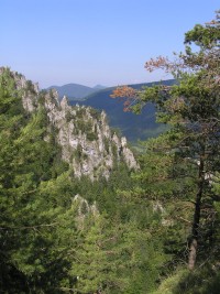 Zbojnický chodník - poslední vyhlídka na ústí doliny (srpen 2012)
