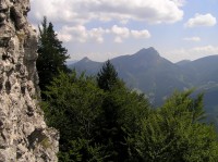 Sokolie - pohled z vrcholu na Malý a Veľký Rozsutec (srpen 2012)