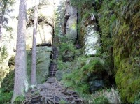 Kyjovský hrad: Vstupní schodiště. Naučná stezka Kyjovské údolí 25.9.05