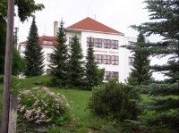 Masarykova škola v Ohnišově: Byla  postavena v roce 1934 nákladem 1 mil. korun a na nynější dobu je to stále ještě moderní stavba, zvláště ještě když po revoluci došlo ke generální opravě zevnějšku budovy nákladem 1,1 mil. Kč. 