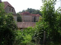 pohled od kostela na secesní budovu školy