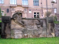 památník Kryštofu Harantu z Polžic a Bezdružic z r.1921 před školou