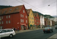 Bryggen: Bryggen je historicky nejstarší část Bergenu. Je to nevelké území na severní straně přístavu s tradiční dřevěnou zástavbou, která patří mezi památky zapsané do seznamu UNESCO