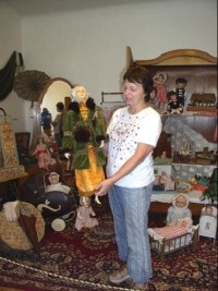 majitelka muzea s budoárovou panenkou s podobou staré dámy