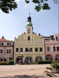stará radnice na náměstí, ve které je muzeum hraček umístěno