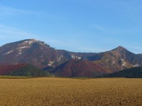 Tlstá a Ostrá: Vľavo Tlstá, vpravo Ostrá - pohorie Veľká Fatra, Slovensko. Pohľad západný.