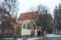 Kostel: Kostel byl stavěn od roku 1295 ve stylu vrcholné gotiky.