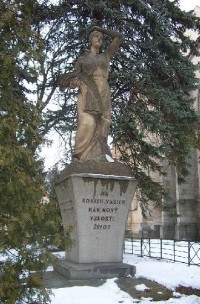 Pomník padlým nedaleko kostela
