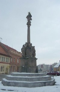 Mariánský sloup na náměstí z poloviny 18.století