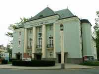 Divadlo Boženy Němcové: Projekt Arthur Payr, profesor pražské německé univerzity.
Stavba dokončena na jaře roku 1928.