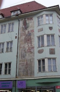 Dům na rohu Šlikovy ulice s portréty členů rodu Šliků