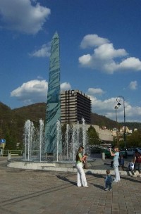 Skleněný obelisk