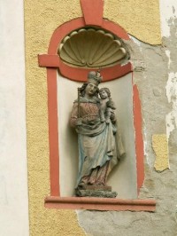 Panna Maria s Ježíškem ve výklenku kostela