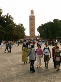 Jemaa el Fna - výhled ke Koutoubia